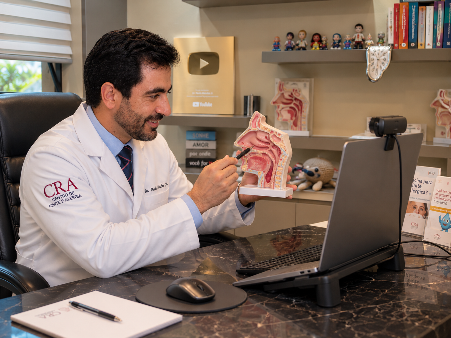 Dr. Paulo Mendes Júnior em consulta online com modelo anatômico nasal